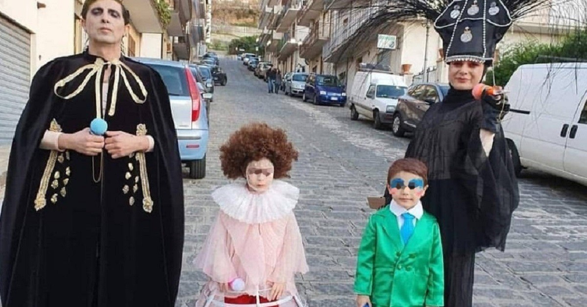 Achille Lauro vince anche il carnevale 2020: foto di una famiglia vestita come lui diventa virale