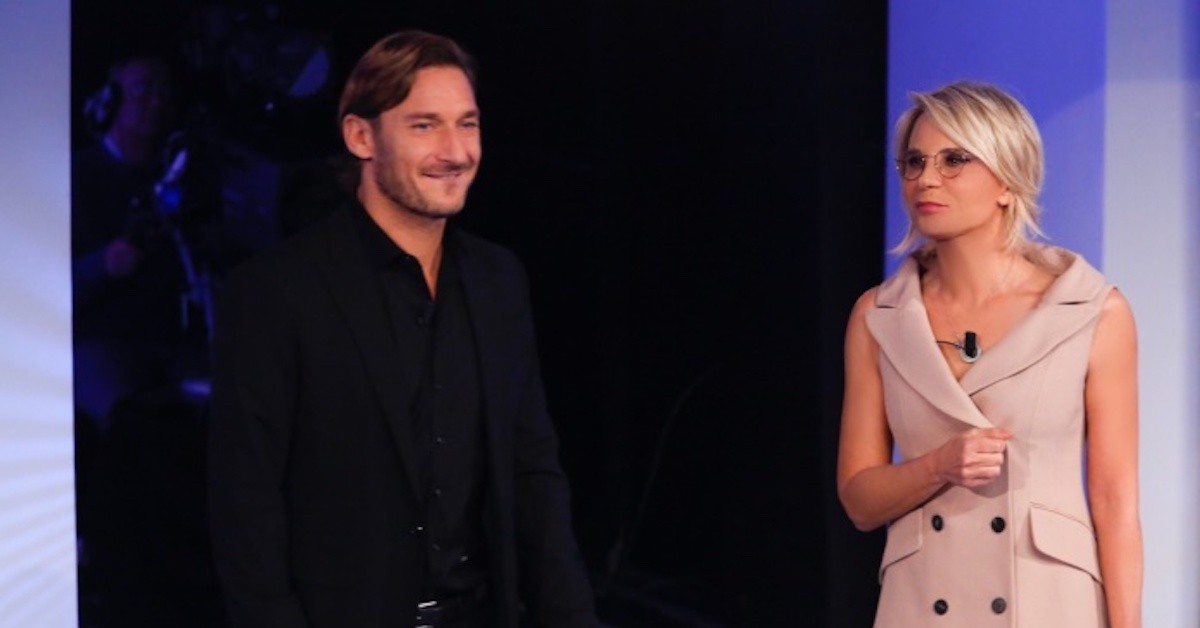 C’è Posta per Te: Francesco Totti manda in delirio il pubblico, Luca e Samantha emozionati