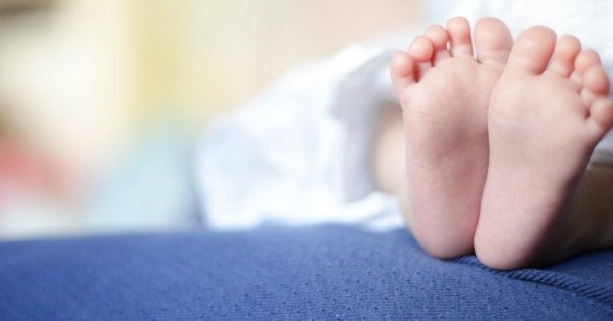 Rimandata a casa perché la sala parto è piena. Bambino morto dopo la nascita