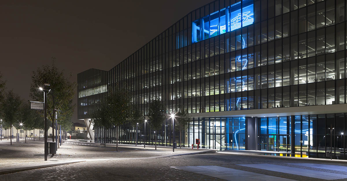 Si chiama Fibercloud ed è la scultura luminosa che accende piazza Adriano Olivetti a Milano