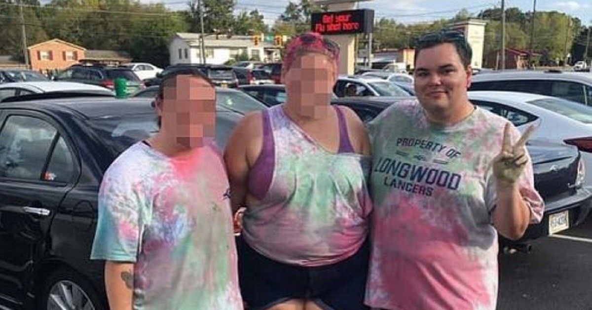 Una ragazza con i peli sul mento