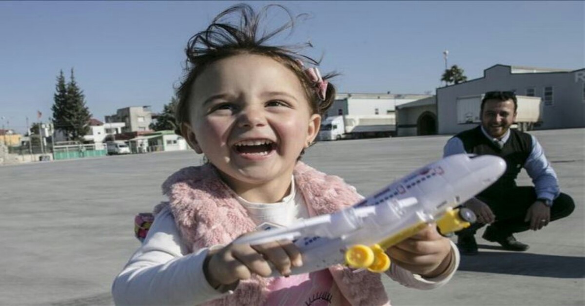 Padre fa ridere la figlia di 4 anni durante i bombardamenti