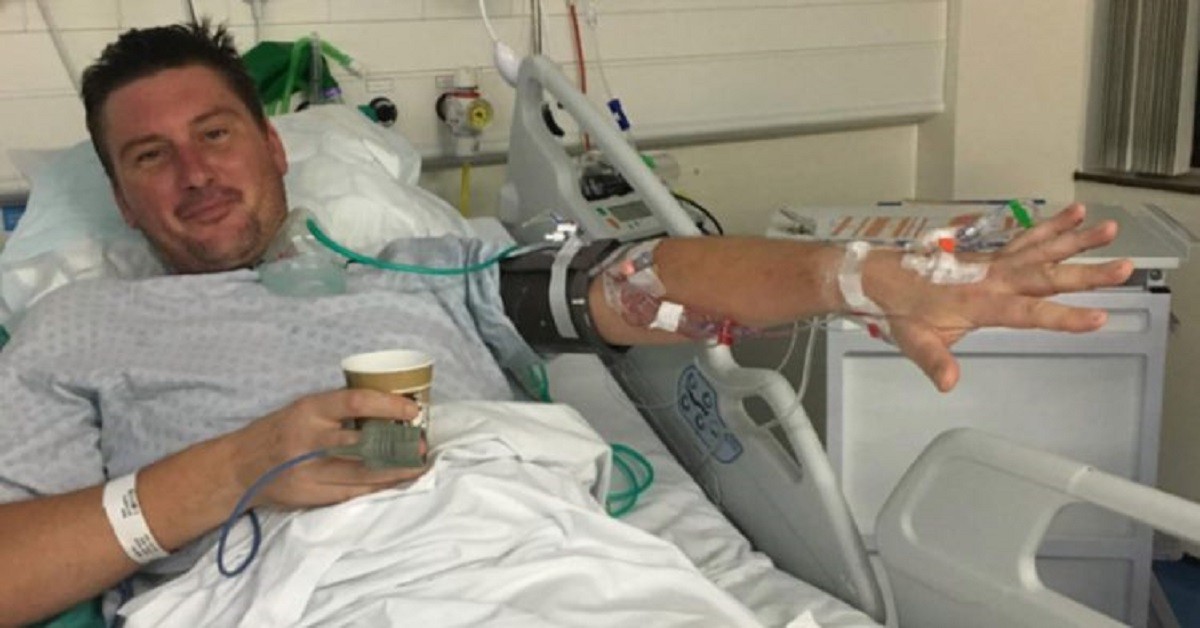 Un popcorn rimasto incastrato tra i suoi denti