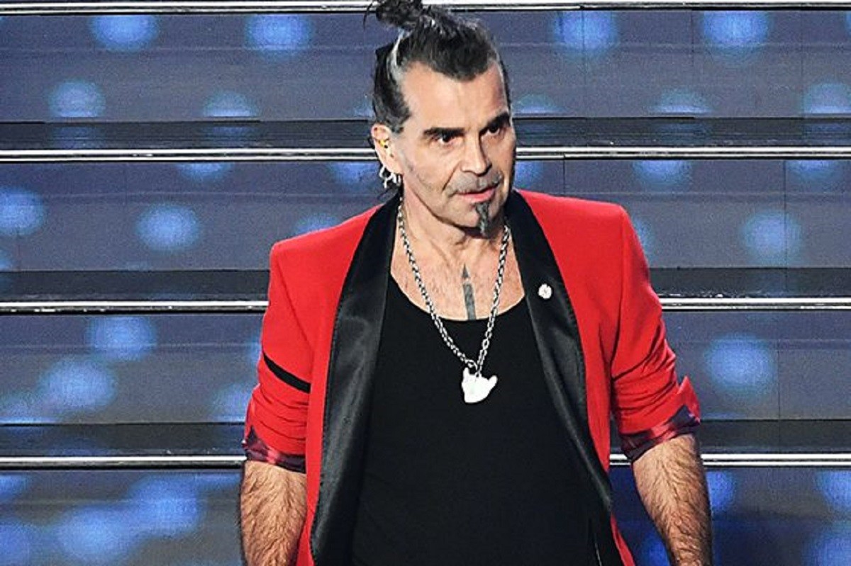Piero Pelù al Festival di Sanremo 2020 con il lutto al braccio: il motivo