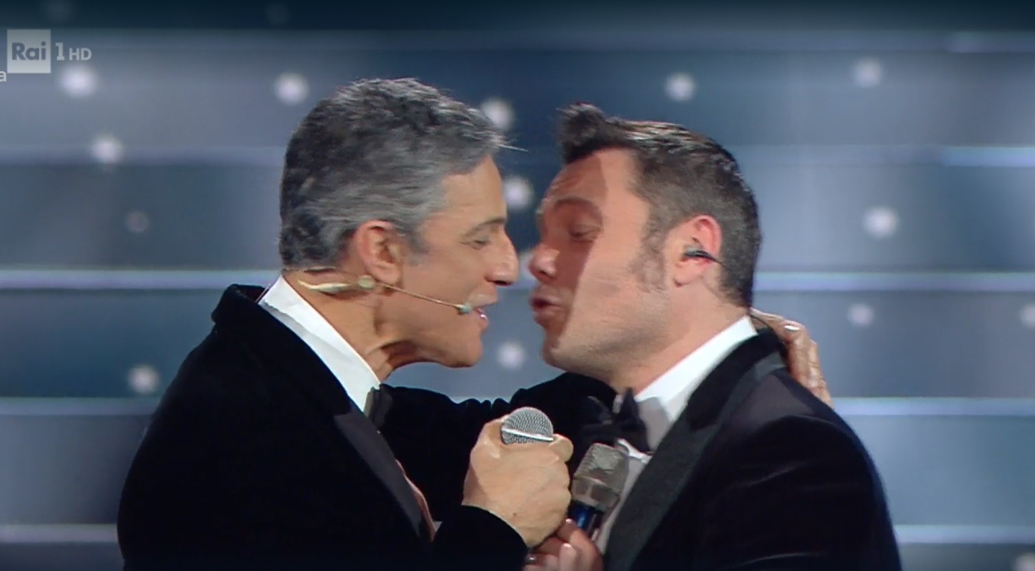 Tiziano Ferro e Fiorello, pace fatta al Festival di Sanremo, la foto del bacio