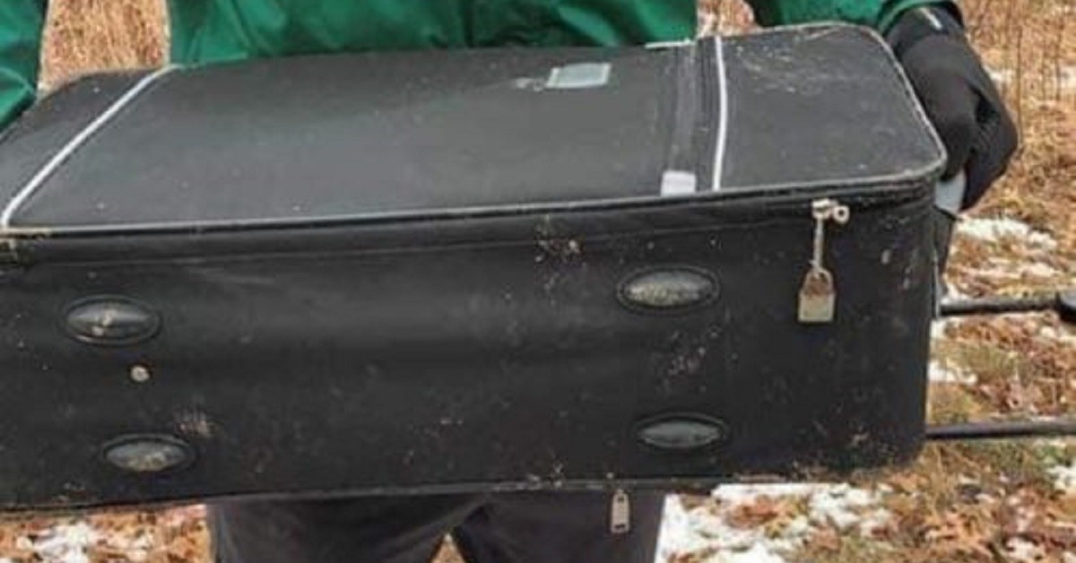 Dentro una valigia c’era un povero cane che aveva fatto di tutto per scappare