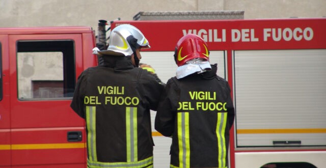 Varese-auto-con-a-bordo-madre-e-figlio-va-fuori-strada 1