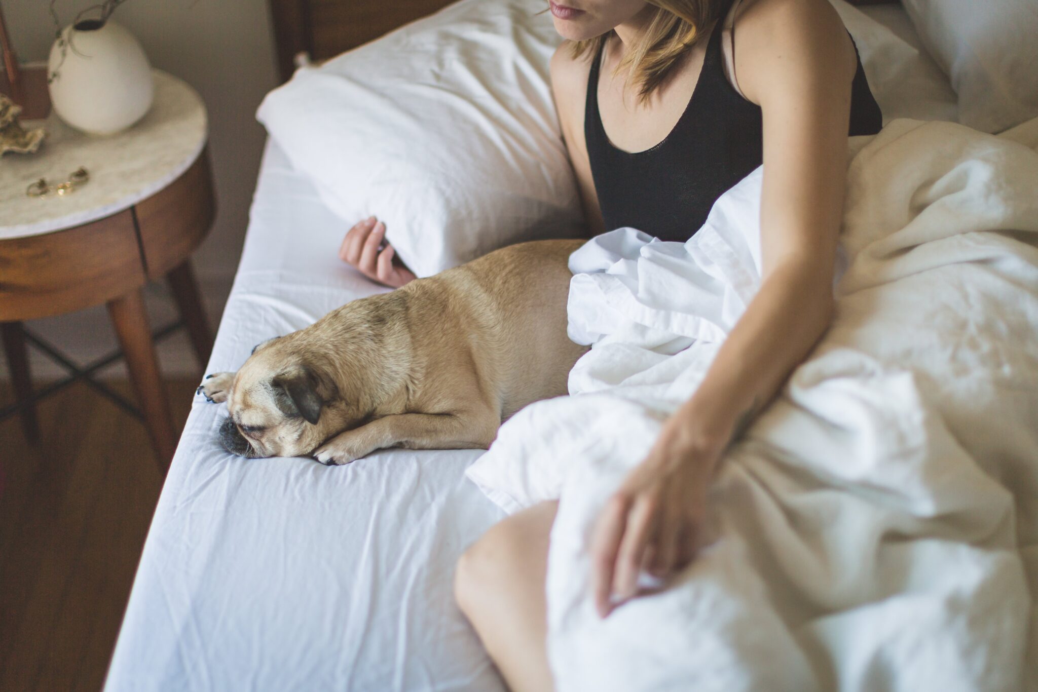 Perché dormire con un cane ti renderà la donna più felice del mondo