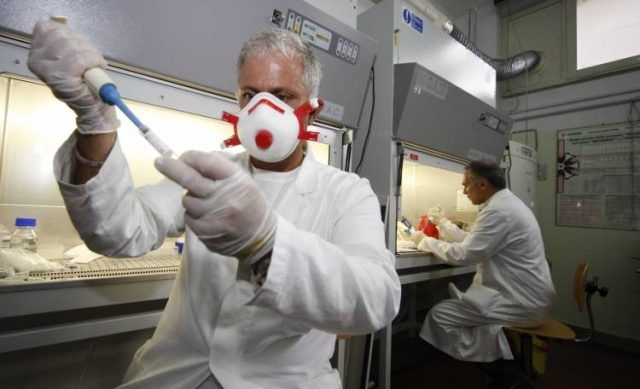 Coronavirus-uomo-si-reca-al-supermercato-per-corteggiare-la-cassiera 2