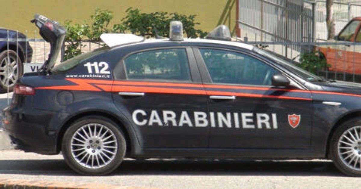Lite tra cani in provincia di Como: proprietario estrae la pistola e spara