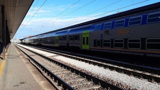 papà-scende-dal-treno-per-qualche-istante-e-il-mezzo-riparte-con-la-figlia-sola-a-bordo 1