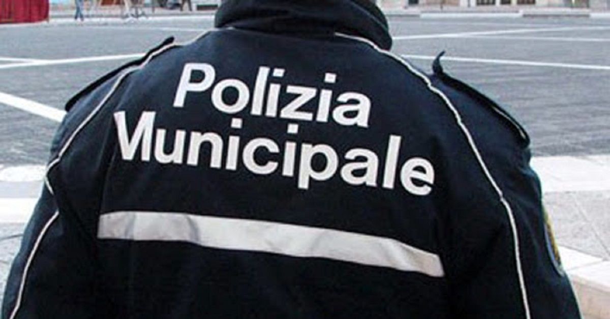 Abbandonati quattro bimbi fuori l’ospedale Cardarelli