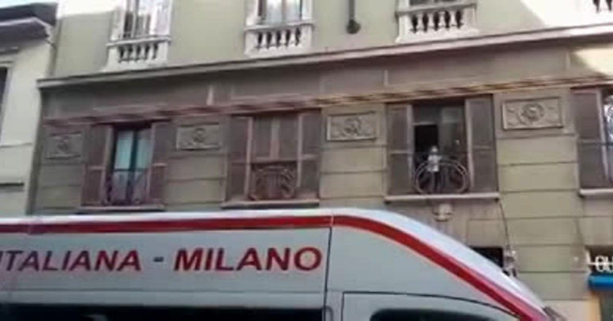 Milano, bambino si affaccia dal balcone e ringrazia la Croce Rossa