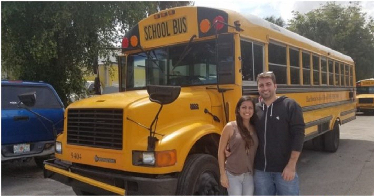 Ridevano di loro quando hanno acquistato un vecchio scuolabus, ma il modo in cui lo hanno trasformato…