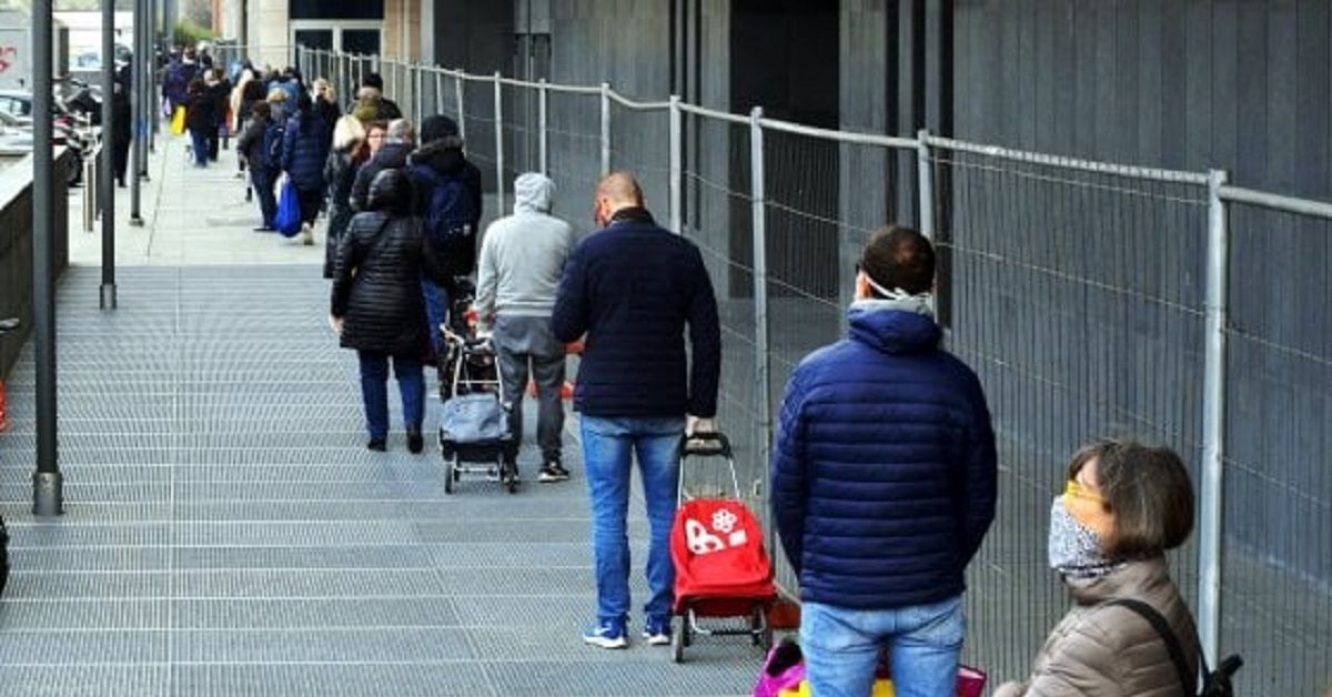 Coronavirus Milano, lunghe code ai supermercati