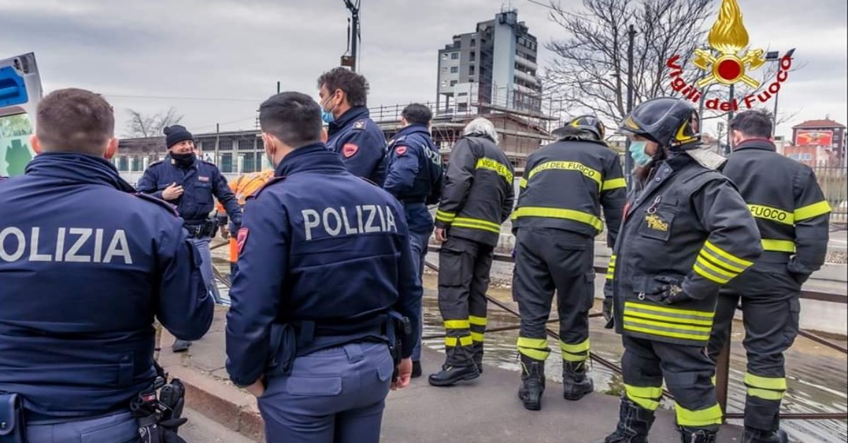 Milano, 20enne fugge dalla polizia e si getta nel Naviglio. Ora è ricoverato in ospedale.