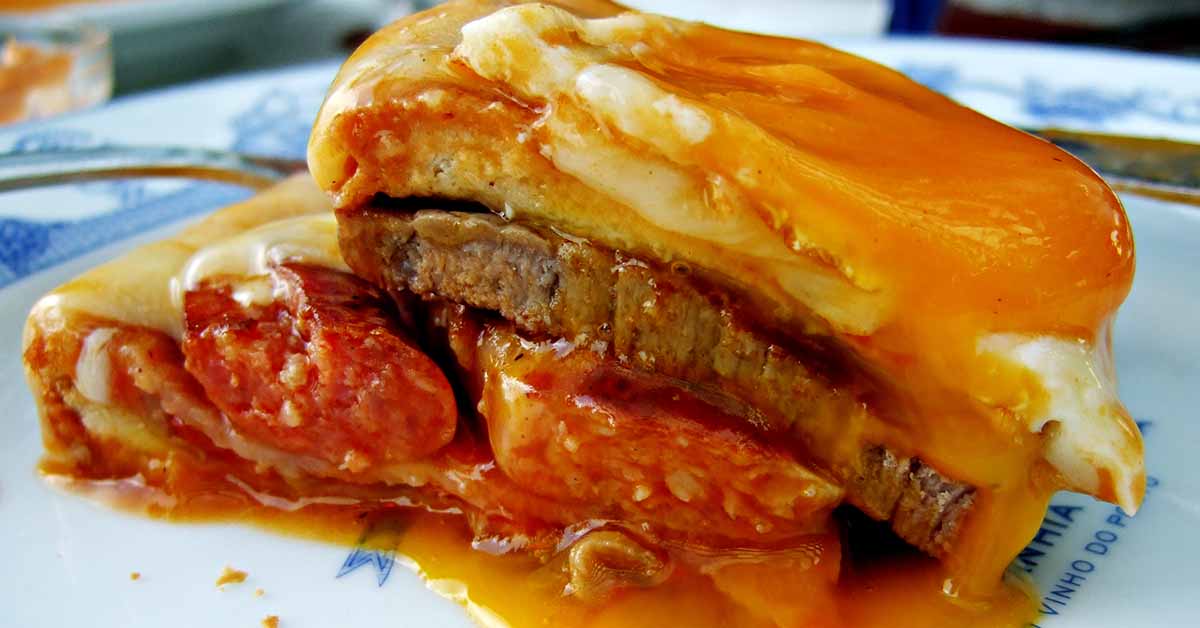 Ecco perché devi assolutamente mangiare la Francesinha