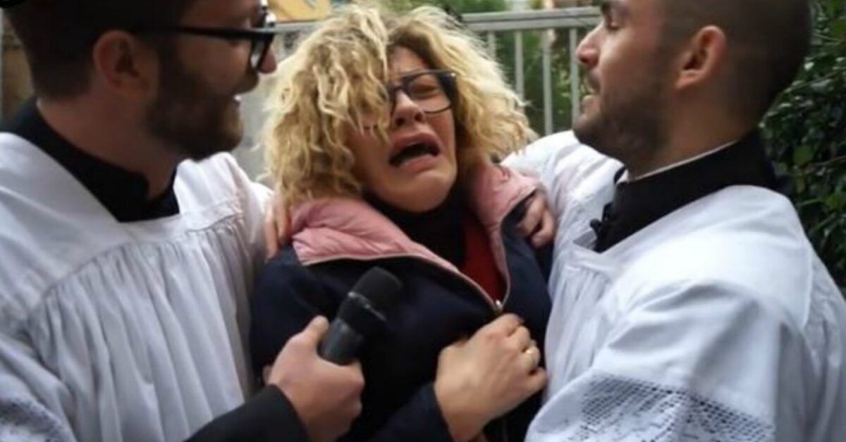 Eva Grimaldi trova la moglie a letto con una Suora, il terribile scherzo delle Iene