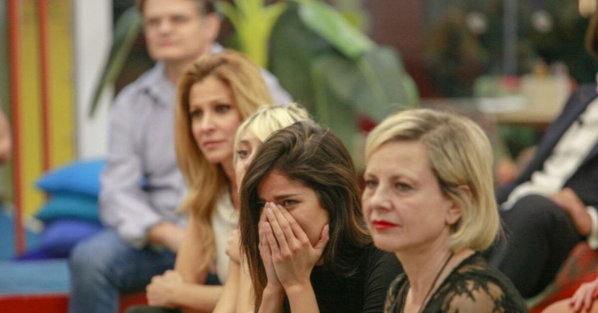 Grande Fratello Vip, gli autori chiedono ai concorrenti di vestirsi velocemente, cosa sta succedendo?