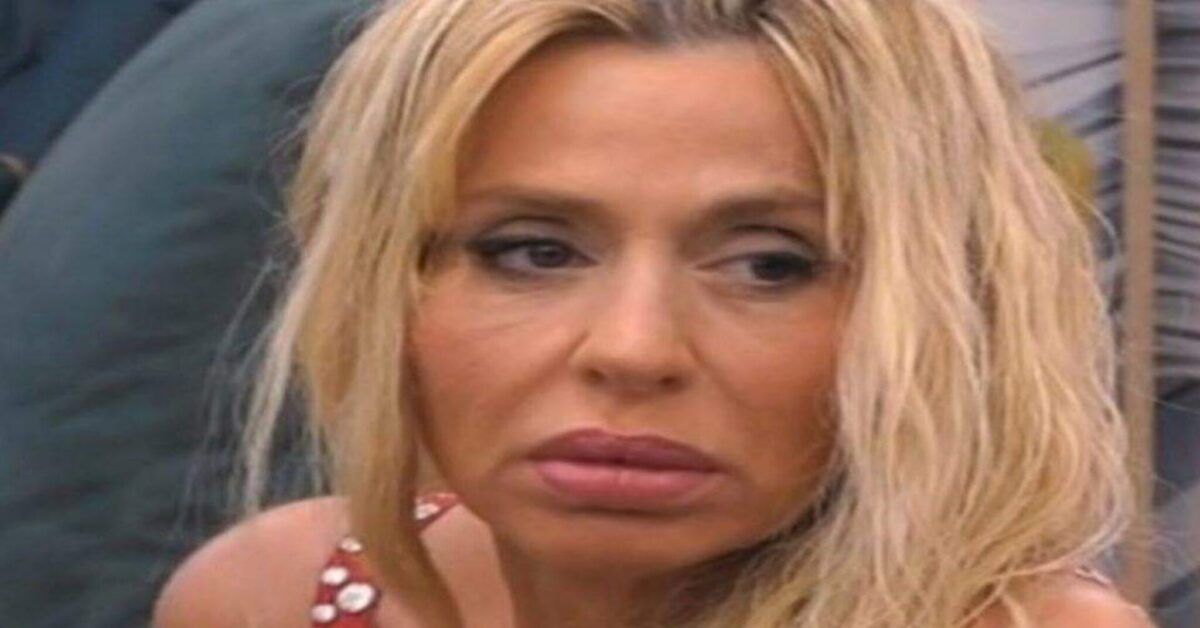 Grande Fratello Vip, Valeria Marini accusa dei malesseri e ha la tosse, i coinquilini vanno in panico