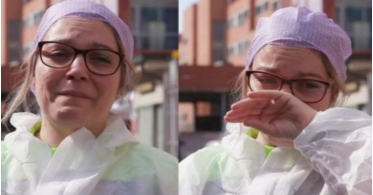 Coronavirus, infermiera non regge la tensione e dopo il turno in ospedale scoppia in lacrime