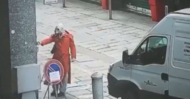 Uomo mantello rosso e maschera anti gas