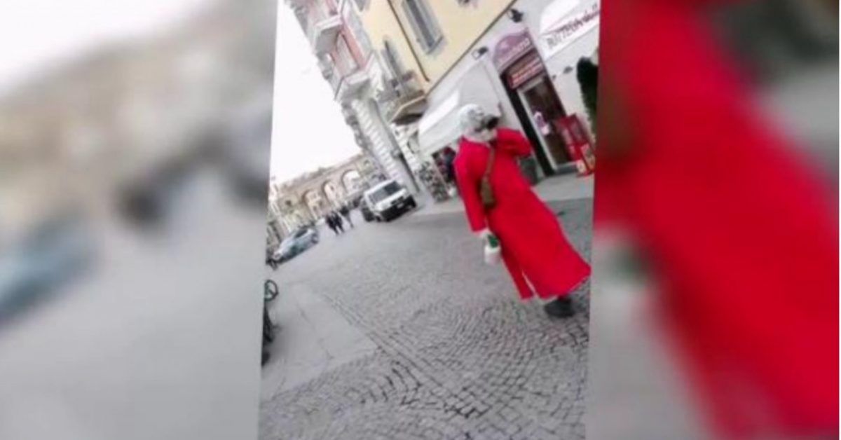 Coronavirus, denunciato un uomo che girava per la città con mantello rosso e maschera antigas