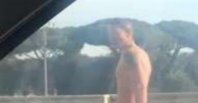 uomo nudo per roma