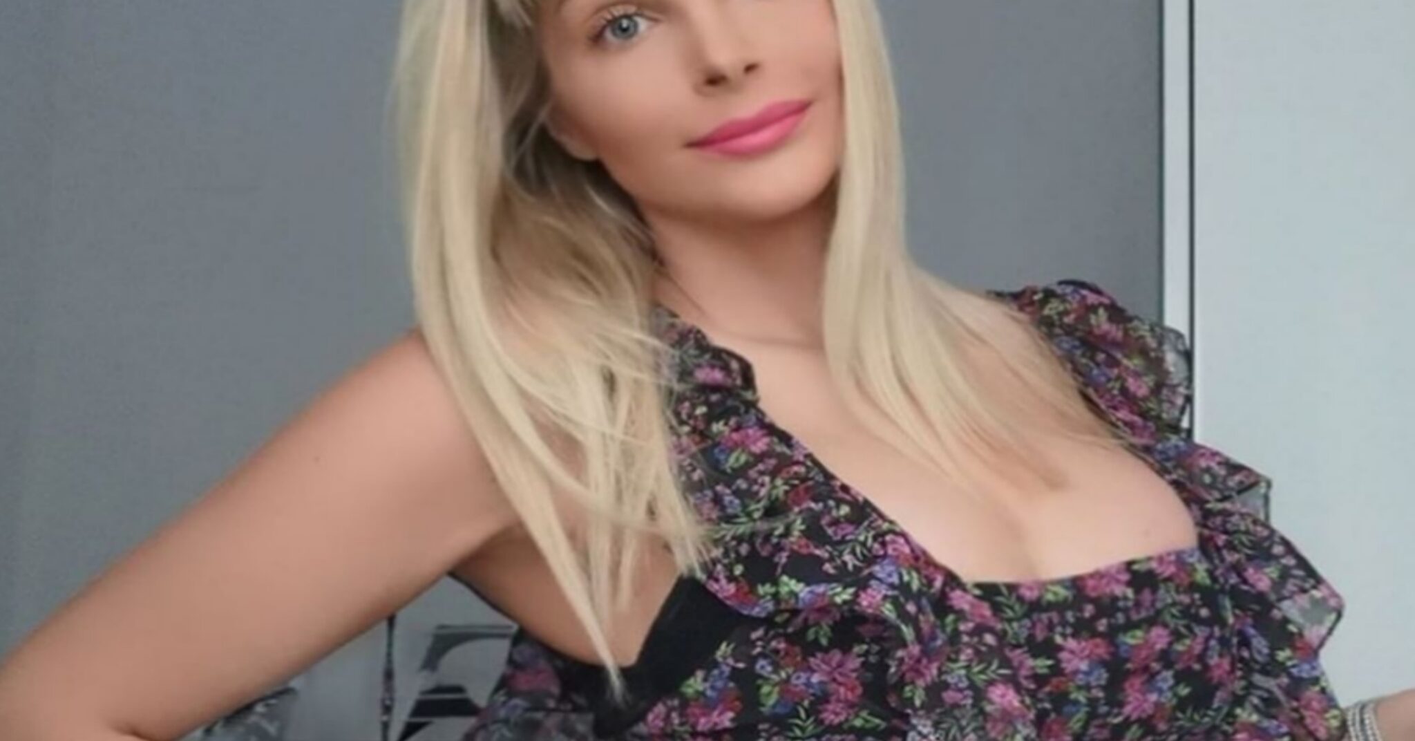 Cambio look per Francesca Cipriani, che con un fai da te si taglia i capelli