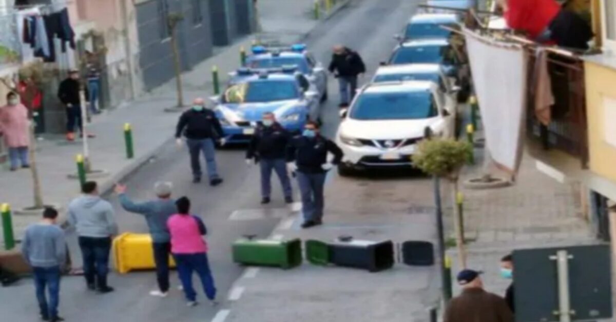 Coronavirus, il sindaco di Acerra annuncia un caso di positività al Covid-19 in città, i cittadini bloccano le strade