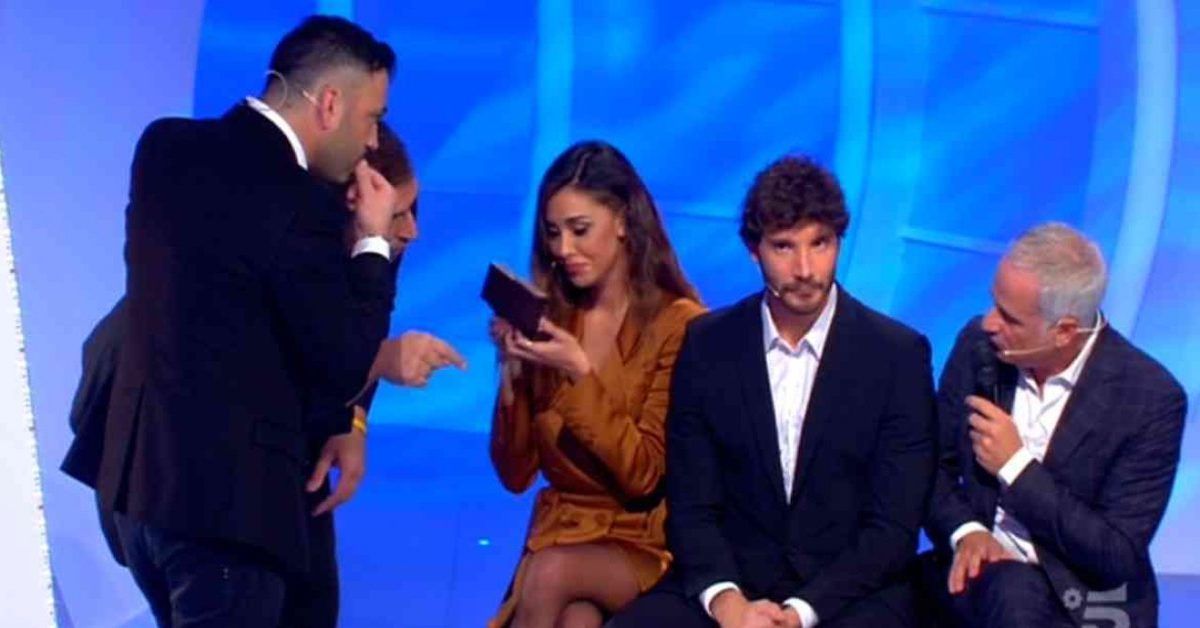 C’è posta per te: Belen Rodriguez e Stefano De Martino i regali sono veri o è uno scherzo?