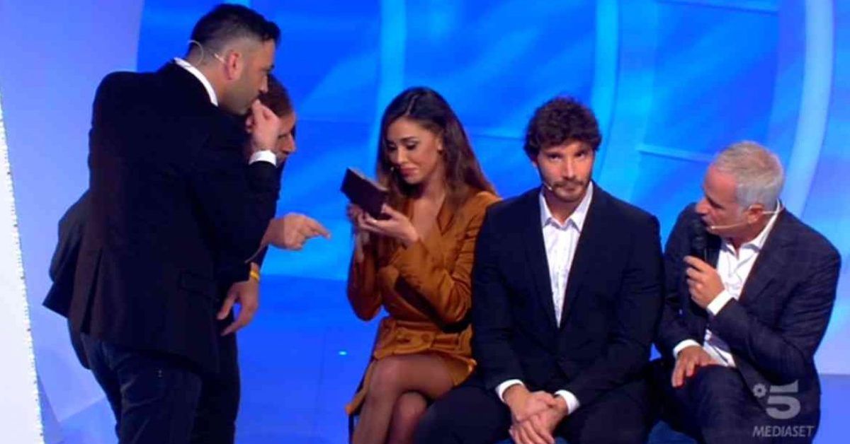 C’è posta per te: Stefano De Martino e la gaffe che fa arrabbiare Maria De Filippi e Belen Rodriguez