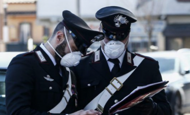 Coronavirus-uomo-si-reca-al-supermercato-per-corteggiare-la-cassiera