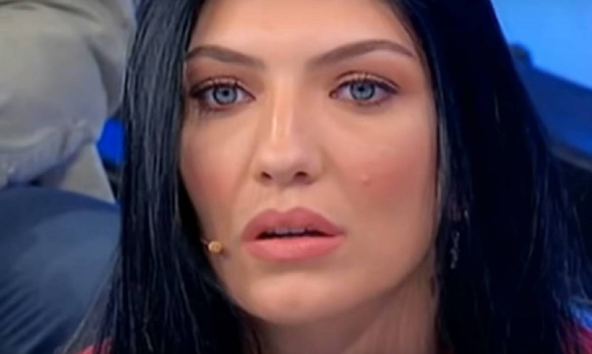 Uomini e Donne: è guerra tra Giovanna Abate e Sara Shaimi. Cos’è successo in puntata