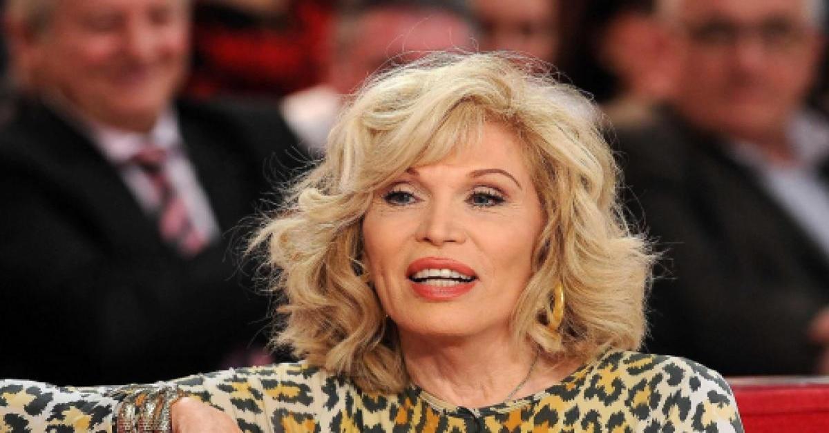 Amanda Lear senza freni: “ho 80 anni e faccio sesso due ore al giorno”