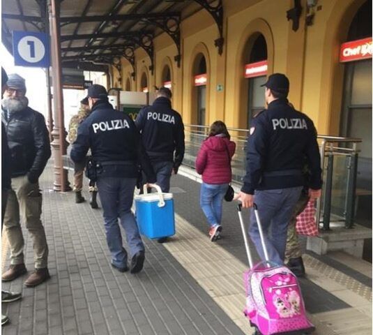 papà-scende-dal-treno-per-qualche-istante-e-il-mezzo-riparte-con-la-figlia-sola-a-bordo 2