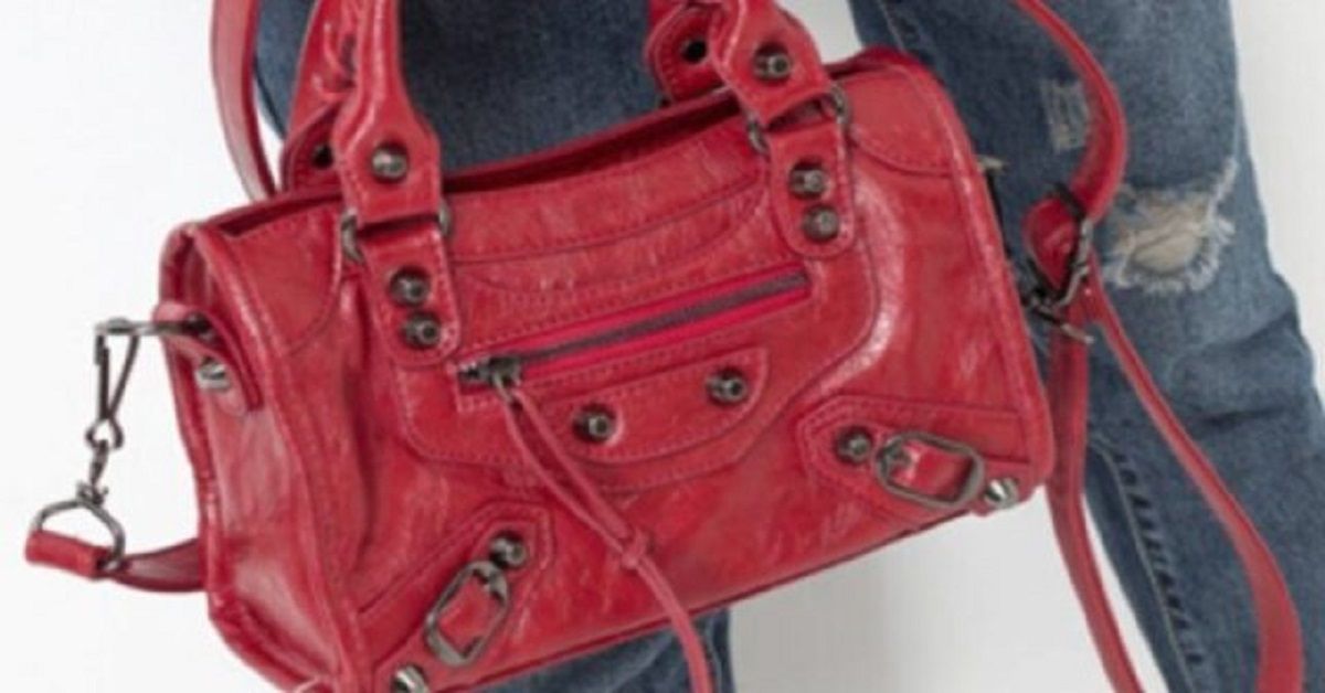 La reazione di una donna delle pulizie che ha trovato una borsa con 2.000 euro all’interno