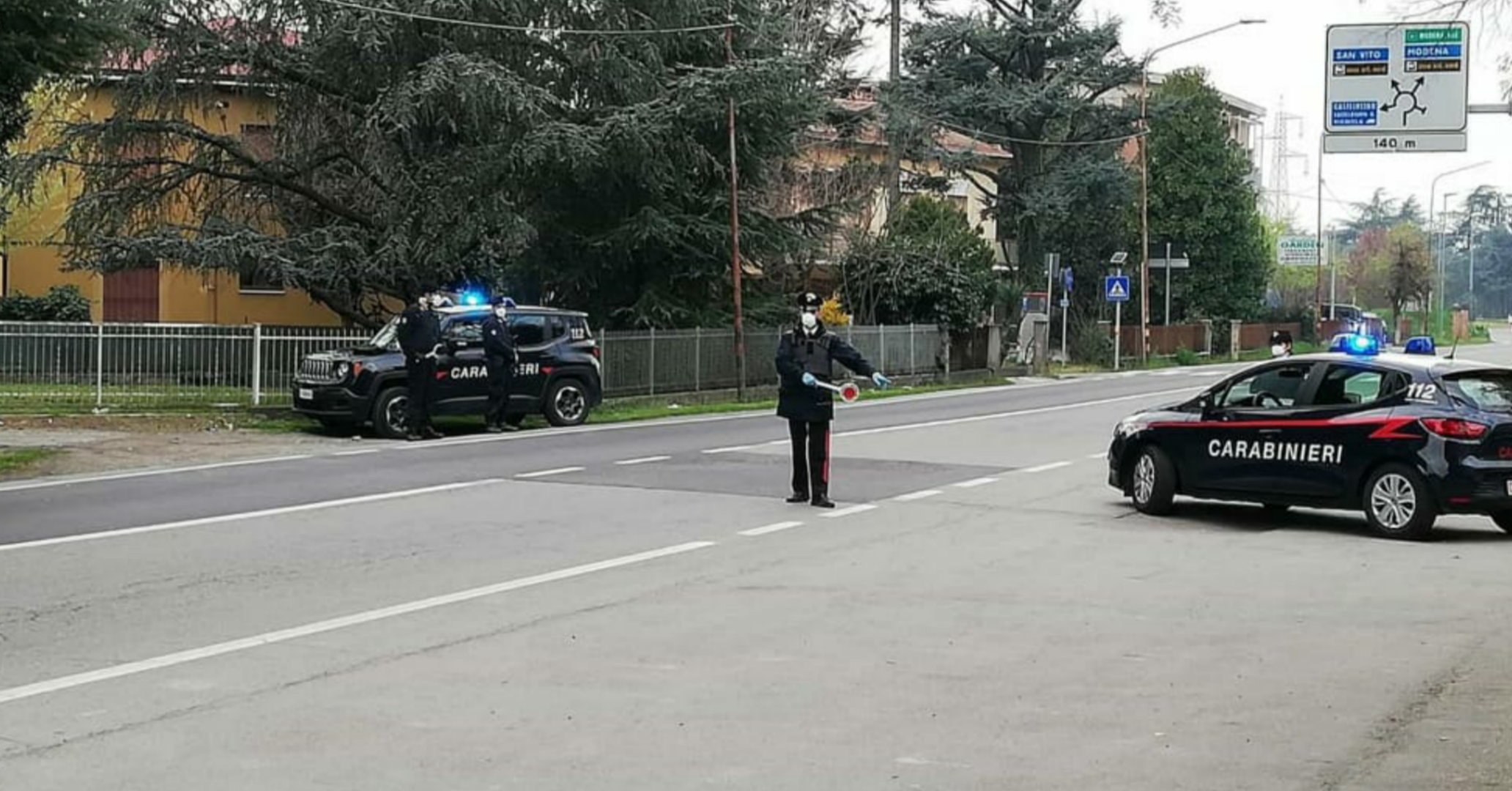 Coronavirus, al parco nonostante i divieti: si toglie la mascherina e sputa ai carabinieri