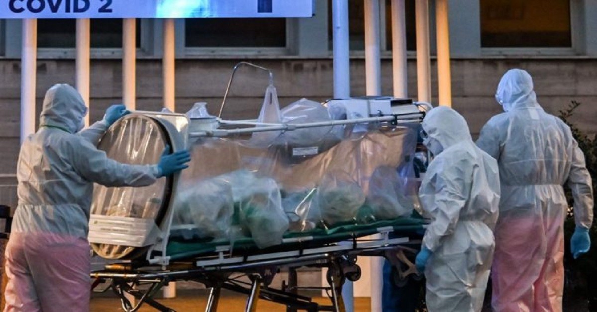 Un medico scoppia in lacrime negando a suo figlio un abbraccio quando arriva dall’ospedale