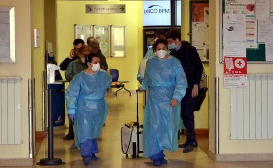 Coronavirus-infermiera-denuncia-donna-partoriente-e-sua-madre 1