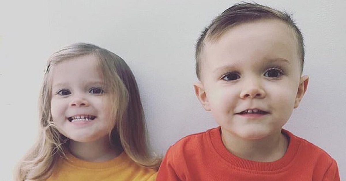 Due gemellini di tre anni si danno il bacio di addio
