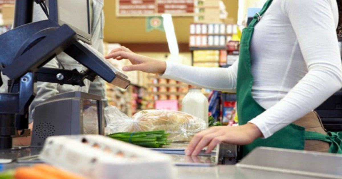 Tossisce di proposito in faccia alla cassiera del supermercato: era positiva
