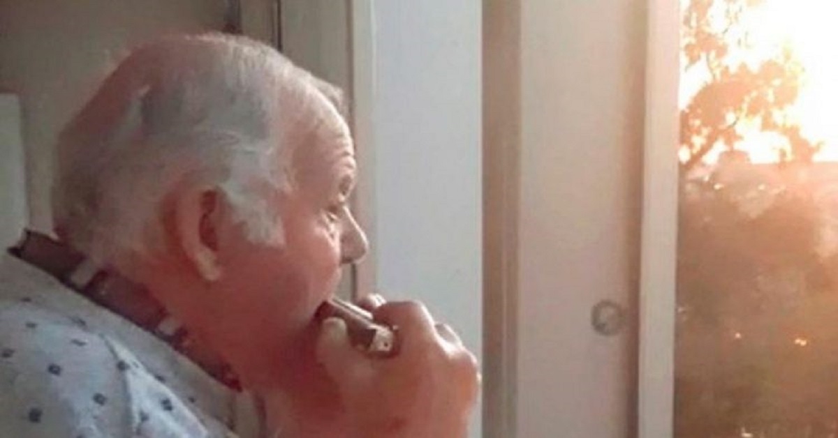 Ha l’Alzheimer, ogni sera suona la sua armonica dalla finestra e crede che l’applauso sia per lui