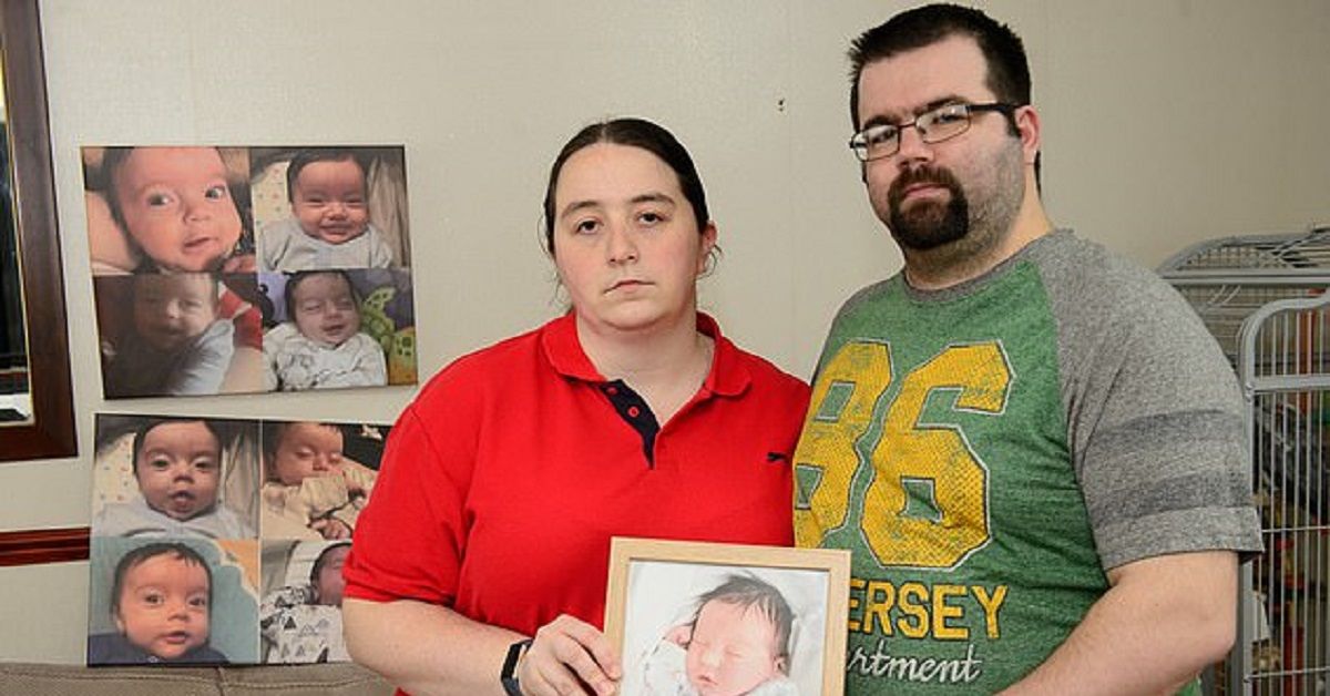 Il piccolo Lewis morto dopo aver passato sei ore in ospedale