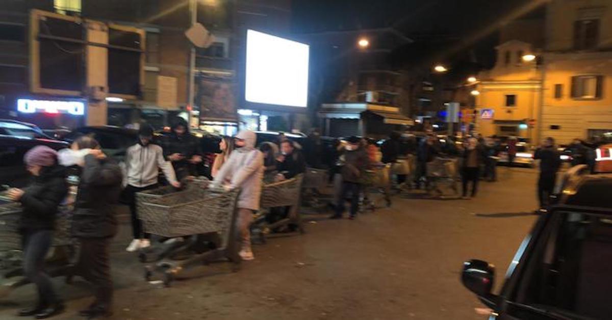 Italia zona rossa, supermercati presi d’assalto di notte dopo l’annuncio di Giuseppe Conte