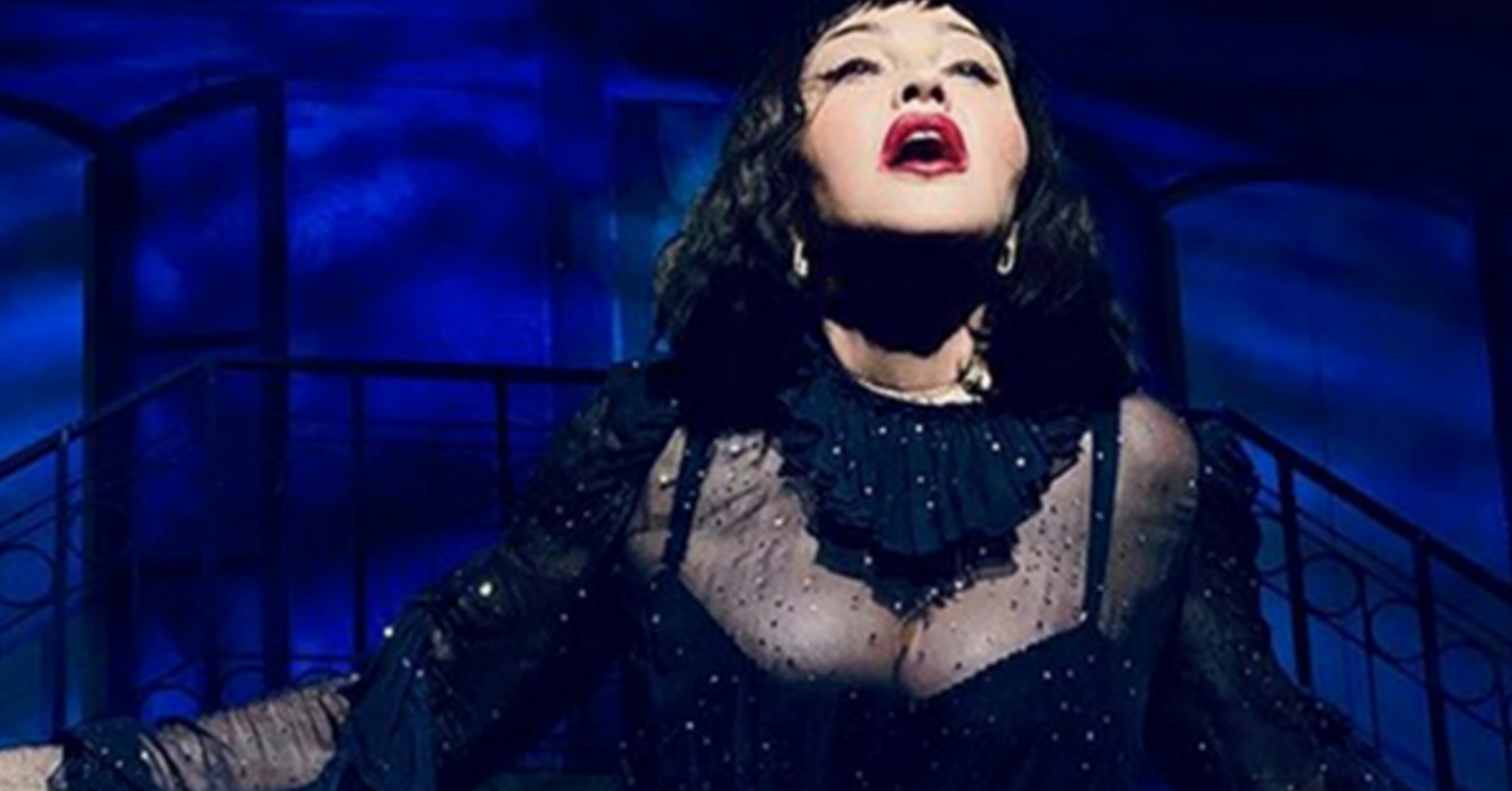 Madonna cade dal palco durante il concerto e finisce in ospedale