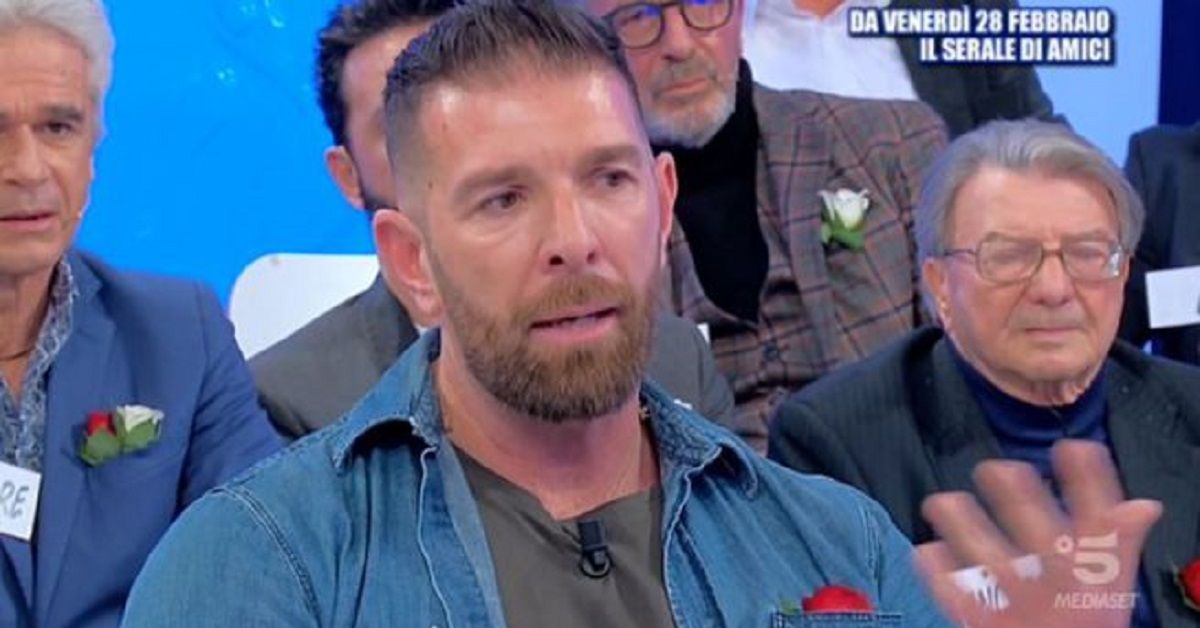 Uomini e Donne Over, Massimiliano attaccato in studio: “Mi ha contattata su Instagram e mi ha chiesto di vederci”