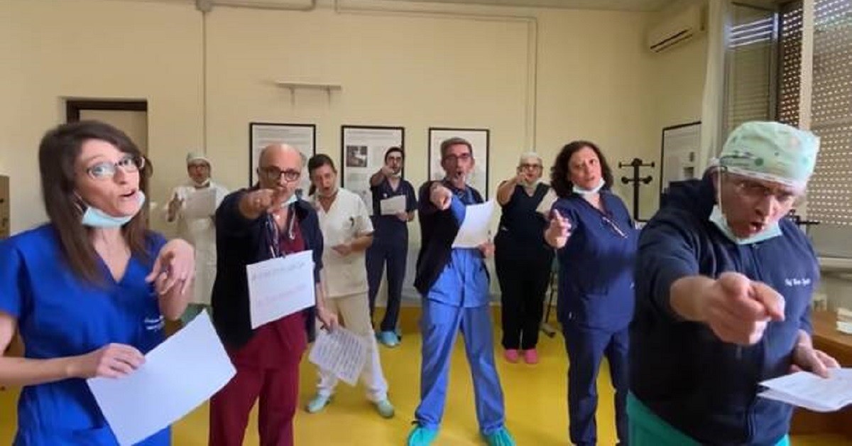 L’inno dei medici: le parole di Mogol sulle note di Il mio canto libero