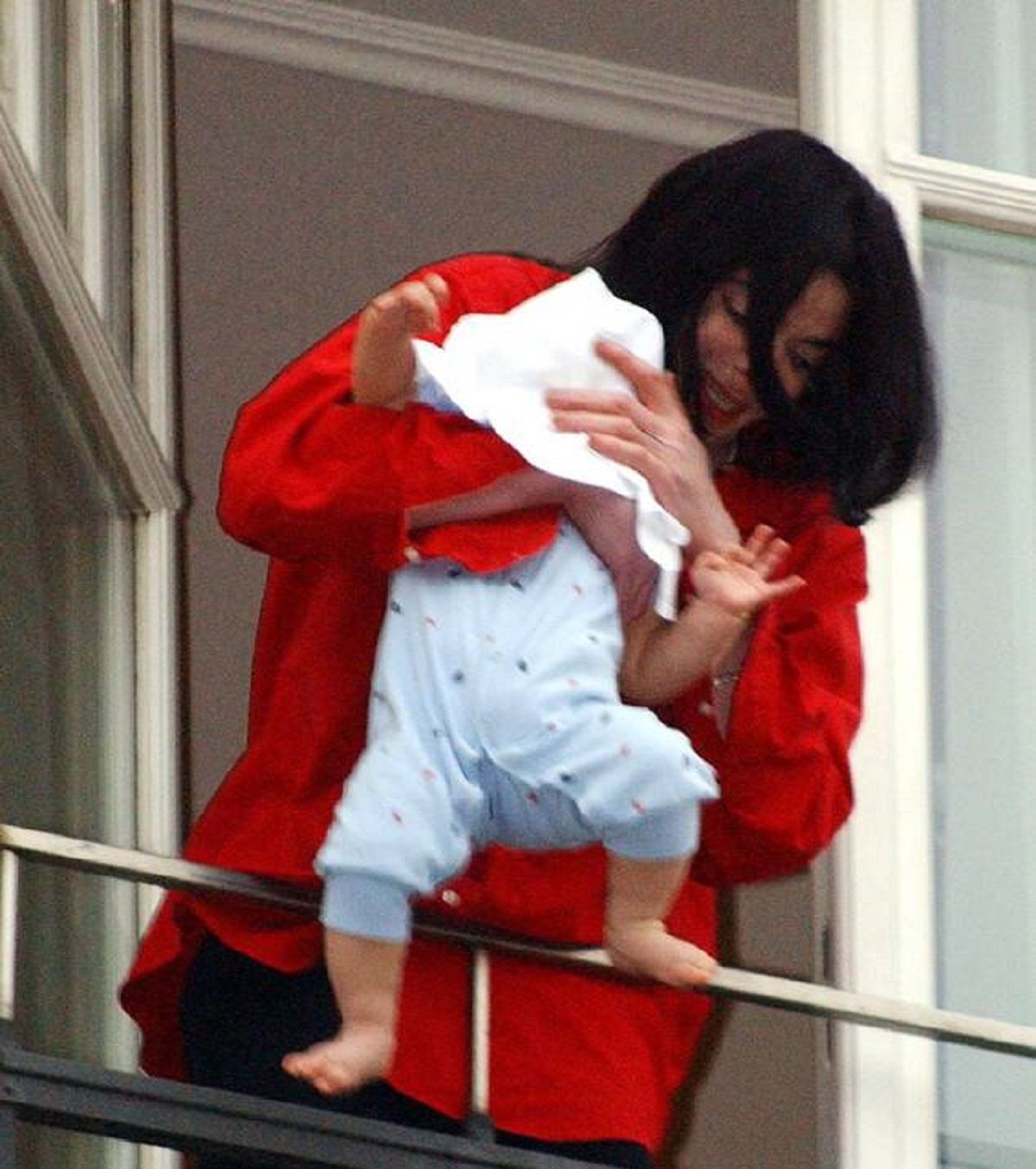 michael-jackson-blanket-balcone