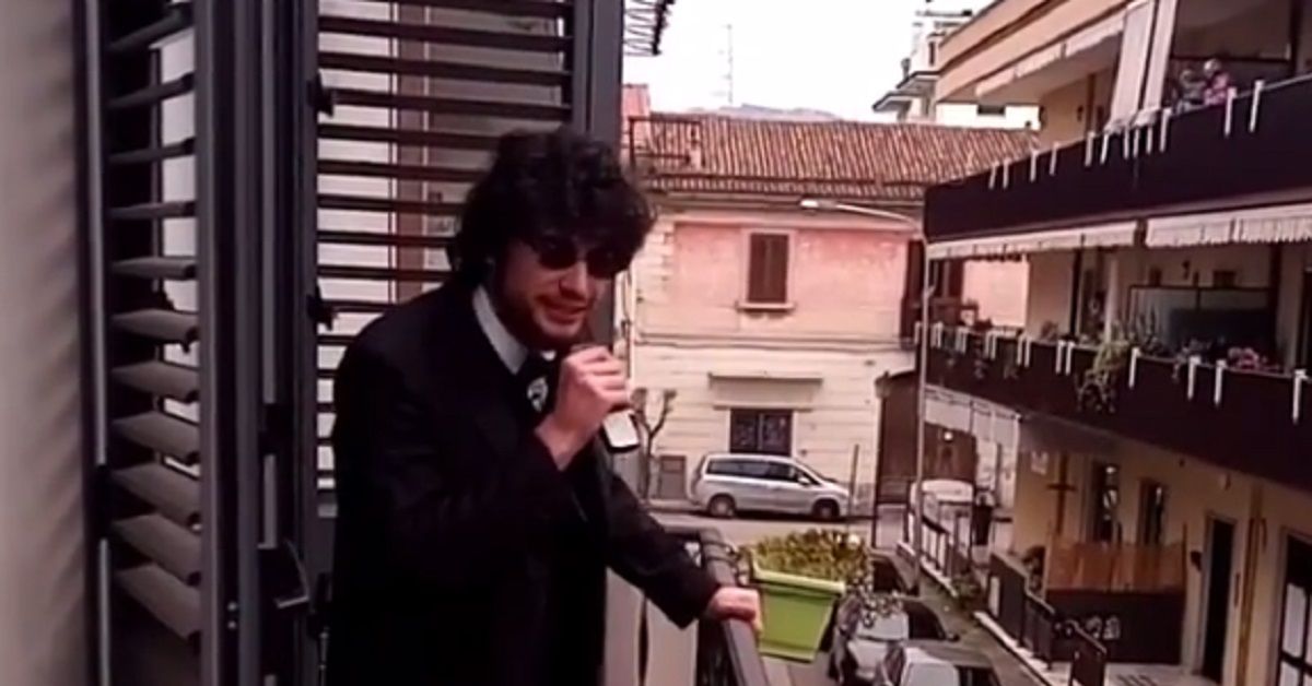 Michele Alessandrino e i flash mob delle canzoni di Sanremo 2020 dal balcone